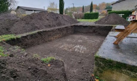 Réalisation d'une piscine sur mesure en bloc polystyrène avec aménagement d'une terrasse bois en mélèze Européen à Clermont. Terrassement