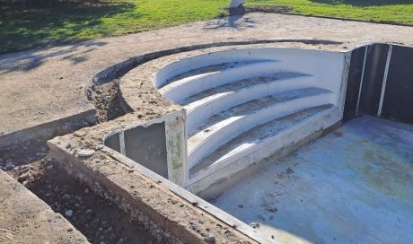 Rénovation d'une piscine 11 x 5 avec escalier roman et habillage en carrelage gré cérame des extérieurs à Thiers