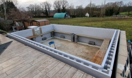 Réalisation d'une piscine sur mesure avec mur filtrant, PVC Armé, pompe à chaleur et volet roulant électrique à Vichy (montage structure)