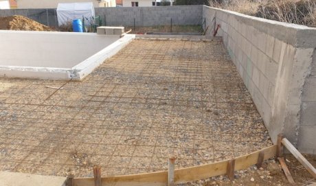  Piscine sur mesure de 9m x 4m à Brassac les mines. Aujourd'hui c'est coulage de la dalle béton en périphérie du bassin