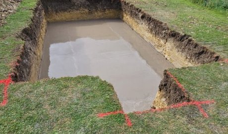 Nouveau projet de piscine sur mesure avec mur filtrant et aménagement des extérieurs en bois mélèze Européen