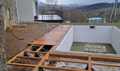 Aménagement d'une terrasse en bois exotique autour d'une nouvelle réalisation de piscine 6m x 3m à Celles sur Durolle