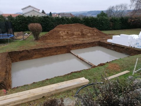 Après terrassement coulage de la dalle béton 