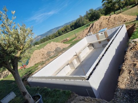 Réalisation en cours d'une piscine sur mesure 7 x 3,5 avec mur filtrant à Peschadoire