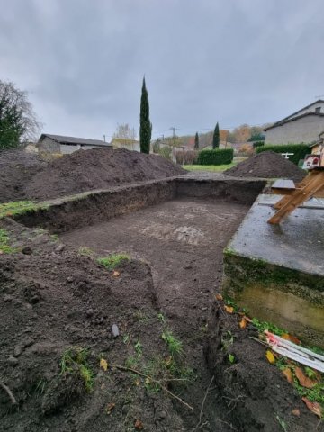 Réalisation d'une piscine sur mesure en bloc polystyrène avec aménagement d'une terrasse bois en mélèze Européen à Clermont. Terrassement