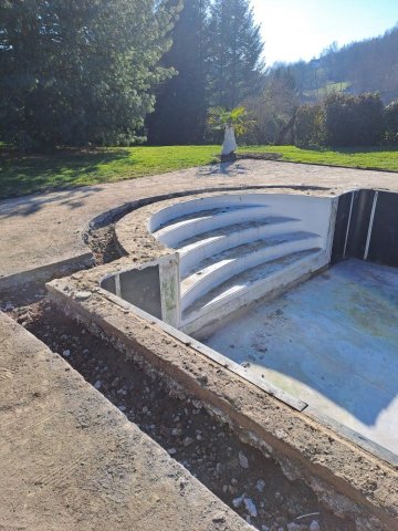 Rénovation d'une piscine 11 x 5 avec escalier roman et habillage en carrelage gré cérame des extérieurs à Thiers