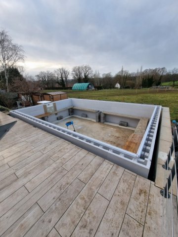 Réalisation d'une piscine sur mesure avec mur filtrant, PVC Armé, pompe à chaleur et volet roulant électrique à Vichy (montage structure)