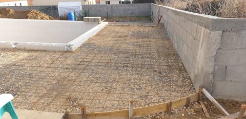  Piscine sur mesure de 9m x 4m à Brassac les mines. Aujourd'hui c'est coulage de la dalle béton en périphérie du bassin