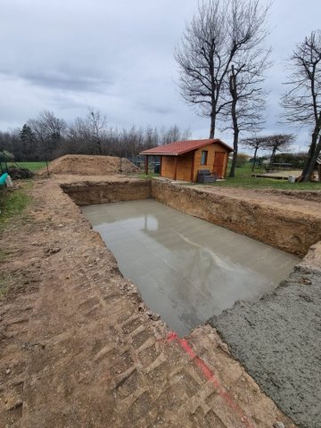 Construction d'une piscine sur mesure avec son dôme et aménagement des plages à Thiers (coulage de la dalle béton)