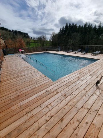 Rénovation d'une piscine 10 x 6 avec pose d'un PVC Armé et rénovation de la terrasse bois en Mélèze Européen à Thiers