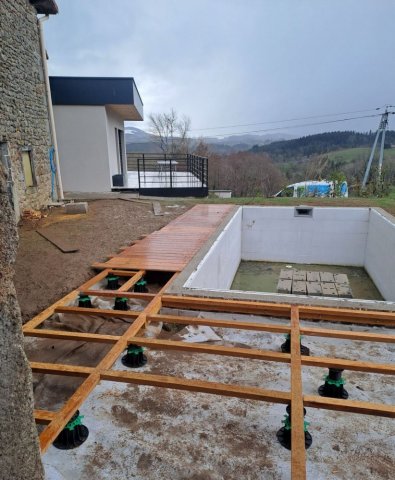 Aménagement d'une terrasse en bois exotique autour d'une nouvelle réalisation de piscine 6m x 3m à Celles sur Durolle