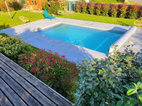 Construction d'une piscine sur mesure avec aménagement des plages en pierre reconstituée à Thiers