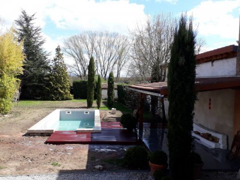 Aménagement d'une terrasse bois avec un pool-house pour piscine extérieure à Clermont-Ferrand