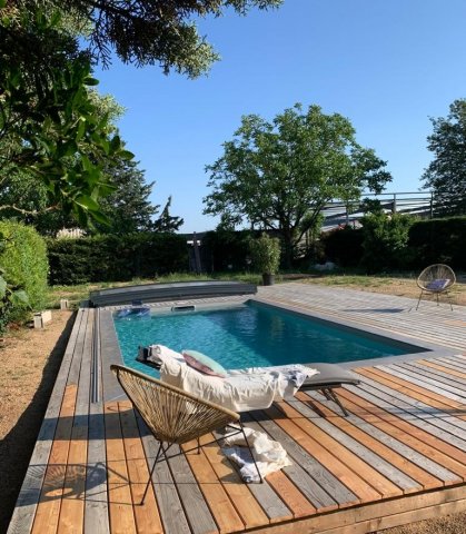 Réalisation d'une piscine sur mesure avec son dôme, pose d'un PVC Armée et réalisation d'une terrasse bois à Thiers