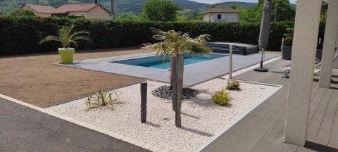 Réalisation de votre projet de piscine avec aménagement extérieur à Noirétable