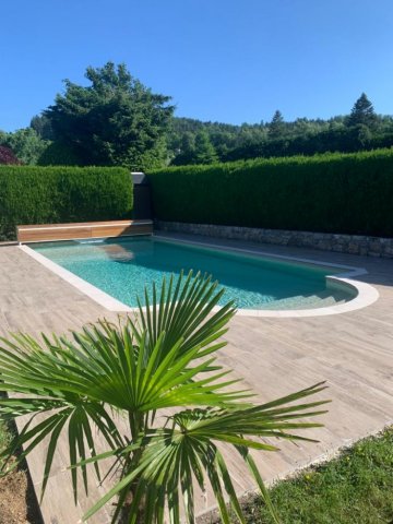 Rénovation d'une piscine 11m x 5m avec pose d'un PVC Armé 3D et aménagement des extérieurs en carrelage grès cérame à Thiers