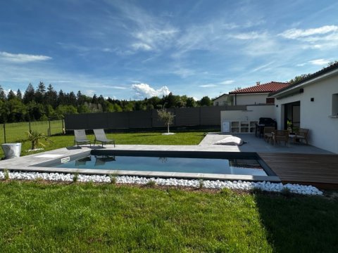 Réalisation d'une piscine sur mesure 7 x 3.5 m avec son mur filtrant avec aménagement des extérieurs en carrelage grès cérame et boix exotique