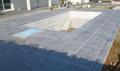 Avancement de notre projet  piscine 6 x 3 avec bloc filtrant à Noirétable avec carrelage des plages