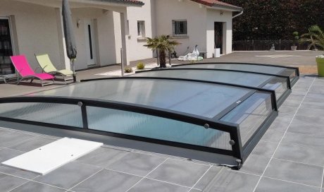 Fin de notre chantier à Noirétable : piscine 6 x 3 avec bloc filtrant, dôme, aménagement des plages en pierres reconstituées 