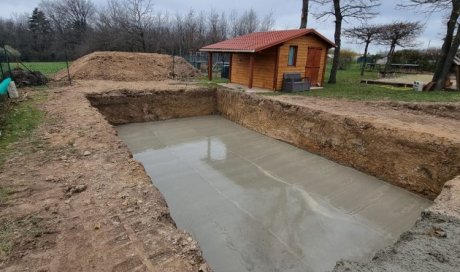 Construction d'une piscine sur mesure avec son dôme et aménagement des plages à Thiers (coulage de la dalle béton)