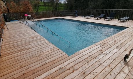 Rénovation d'une piscine 10 x 6 avec pose d'un PVC Armé et rénovation de la terrasse bois en Mélèze Européen à Thiers