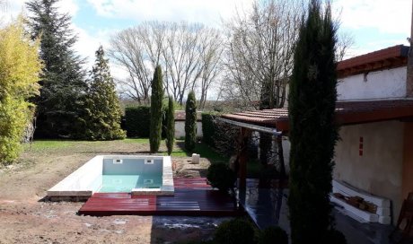 Aménagement d'une terrasse bois avec un pool-house pour piscine extérieure à Clermont-Ferrand