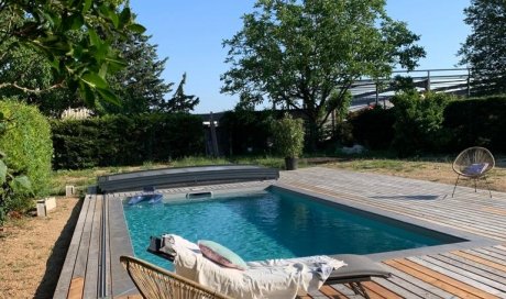 Réalisation d'une piscine sur mesure avec son dôme, pose d'un PVC Armée et réalisation d'une terrasse bois à Thiers