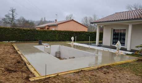 Evolution de la constuction d'une piscine sur mesure 6 x 3 avec mur flitrant, pose de dôme et aménagement extérieur à Noirétable 