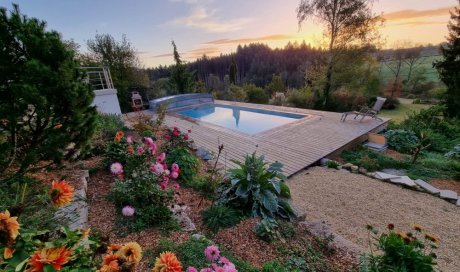 Réalisation d'une piscine 9 x 4 avec dôme et aménagement des plages en bois Mélèze Européen à Clermont