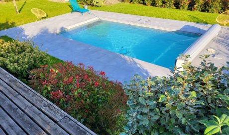 Construction d'une piscine sur mesure avec aménagement des plages en pierre reconstituée à Thiers