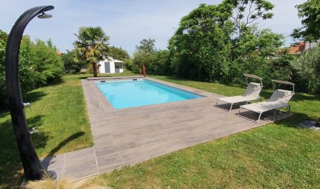 Réalisation d'une magnifique piscine sur mesure 8 x 4  avec plages en carrelage Gré Cérame à Clermont