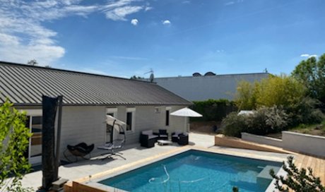 Réalisation d'une piscine sur  mesure 6 x 4 à Mozac avec accès aux personnes handicapées et création d'une terrasse en bois mélèze Européen en périphérie du bassin