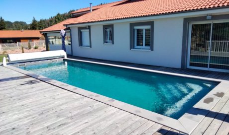 Piscine sur mesure  10 x 3.5m avec volet roulant hors sol et aménagement des plages en terrasse bois à Thiers