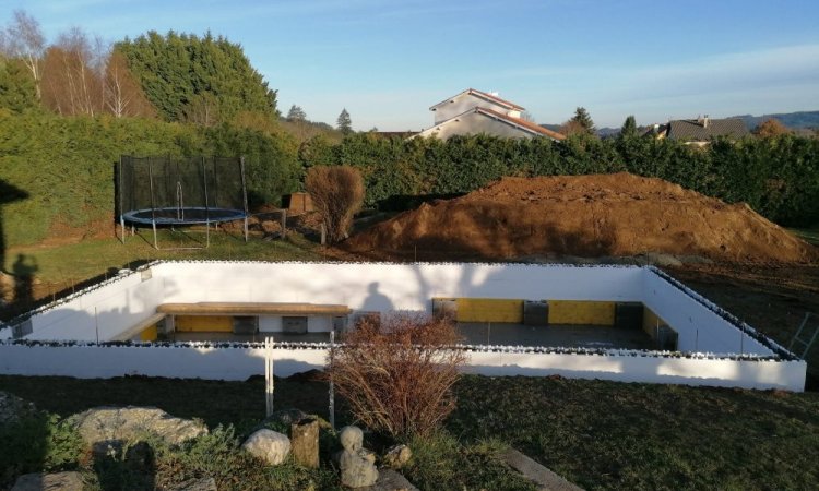 Structure en bloc polystyrène et après coulage du béton dans les murs