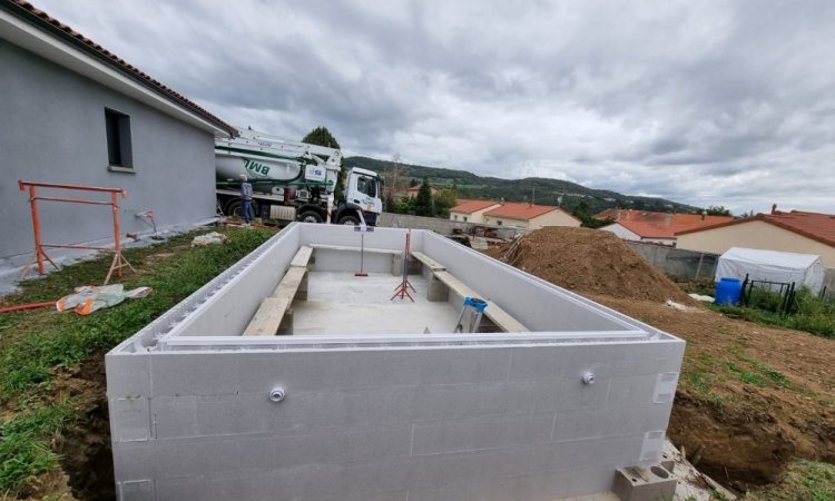 Depuis début septembre 9 bassins creusés et montés... Arconsat, Thiers, Peschadoire, Courpière,Vinzelle, Roanne, Brassac les Mines nous intervenons partout... alors n'hésitez pas, un projet de piscine en tête? Pensez professionnel, pensez Creative Construction !!!!