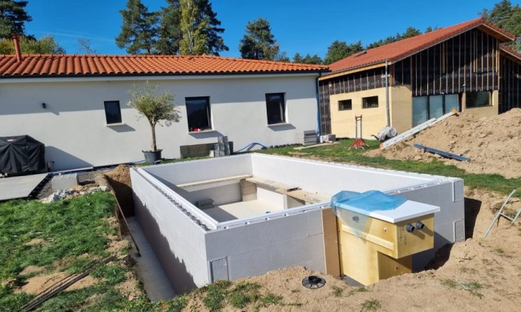 Réalisation en cours d'une piscine sur mesure 7 x 3,5 avec mur filtrant à Peschadoire