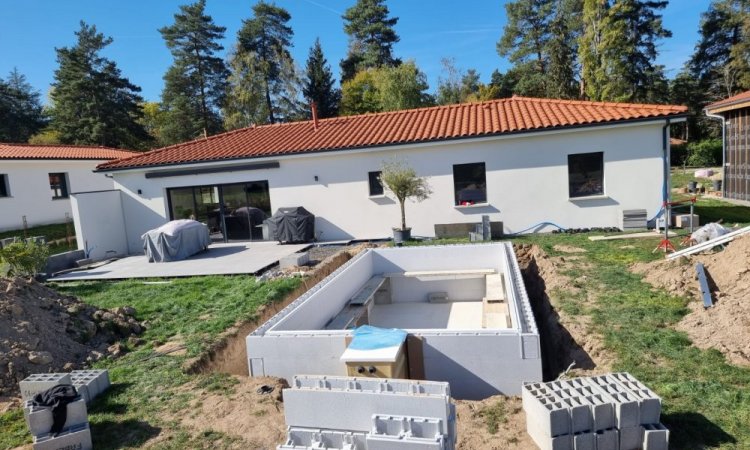 Réalisation en cours d'une piscine sur mesure 7 x 3,5 avec mur filtrant à Peschadoire