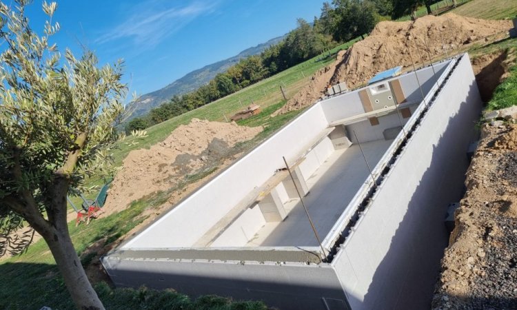 Réalisation en cours d'une piscine sur mesure 7 x 3,5 avec mur filtrant à Peschadoire