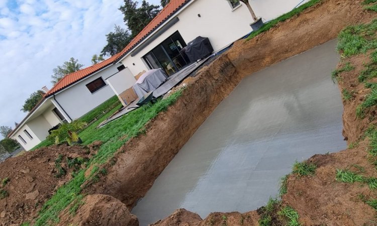 Réalisation en cours d'une piscine sur mesure 7 x 3,5 avec mur filtrant à Peschadoire