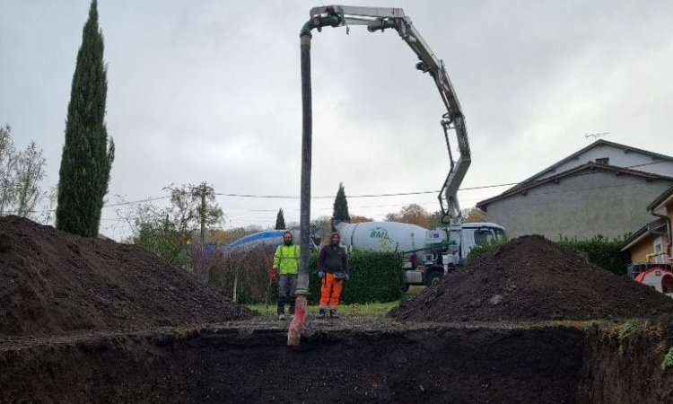 Réalisation d'une piscine sur mesure en bloc polystyrène avec aménagement d'une terrasse bois en mélèze Européen à Clermont. Coulage de dalle