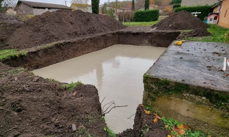 Réalisation d'une piscine sur mesure en bloc polystyrène avec aménagement d'une terrasse bois en mélèze Européen à Clermont. Coulage de dalle