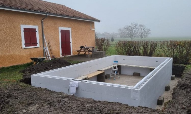 Réalisation d'une piscine sur mesure en bloc polystyrène avec aménagement d'une terrasse bois en mélèze Européen à Clermont. Montage structure