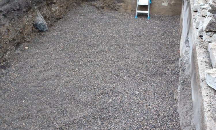 Chantier en cours de rénovation d'une piscine 6 x 3 à Clermont Ferrand avec remplacement de la terrasse bois 