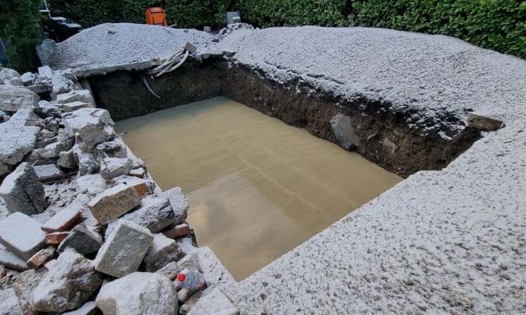 Chantier en cours de rénovation d'une piscine 6 x 3 à Clermont Ferrand avec remplacement de la terrasse bois 