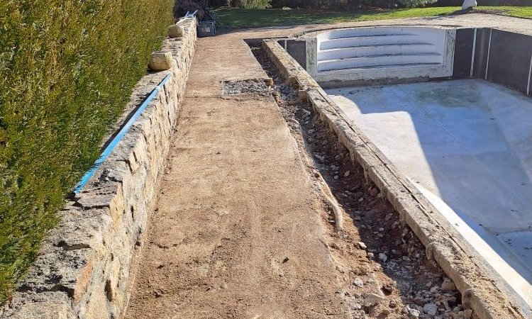 Rénovation d'une piscine 11 x 5 avec escalier roman et habillage en carrelage gré cérame des extérieurs à Thiers