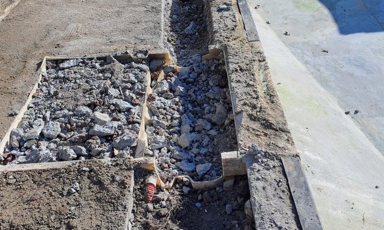 Rénovation d'une piscine 11 x 5 avec escalier roman et habillage en carrelage gré cérame des extérieurs à Thiers