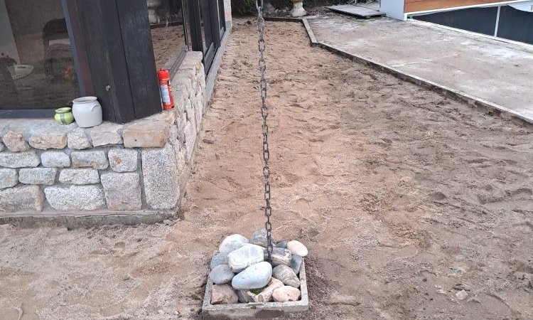 Rénovation d'une piscine 11 x 5 avec escalier roman et habillage en carrelage gré cérame des extérieurs à Thiers