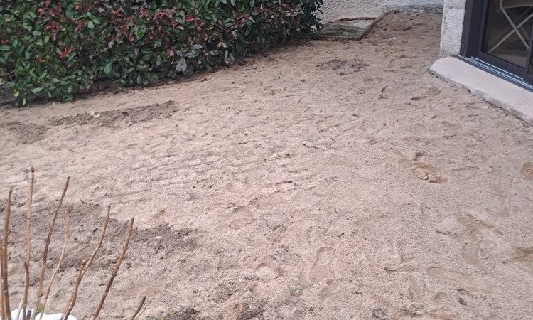 Rénovation d'une piscine 11 x 5 avec escalier roman et habillage en carrelage gré cérame des extérieurs à Thiers