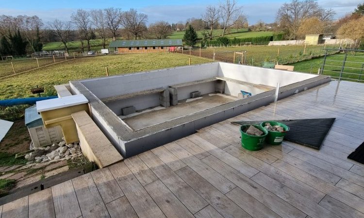 Réalisation d'une piscine sur mesure avec mur filtrant, PVC Armé, pompe à chaleur et volet roulant électrique à Vichy 