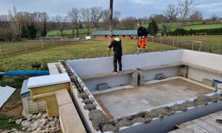 Réalisation d'une piscine sur mesure avec mur filtrant, PVC Armé, pompe à chaleur et volet roulant électrique à Vichy (coulage des murs)